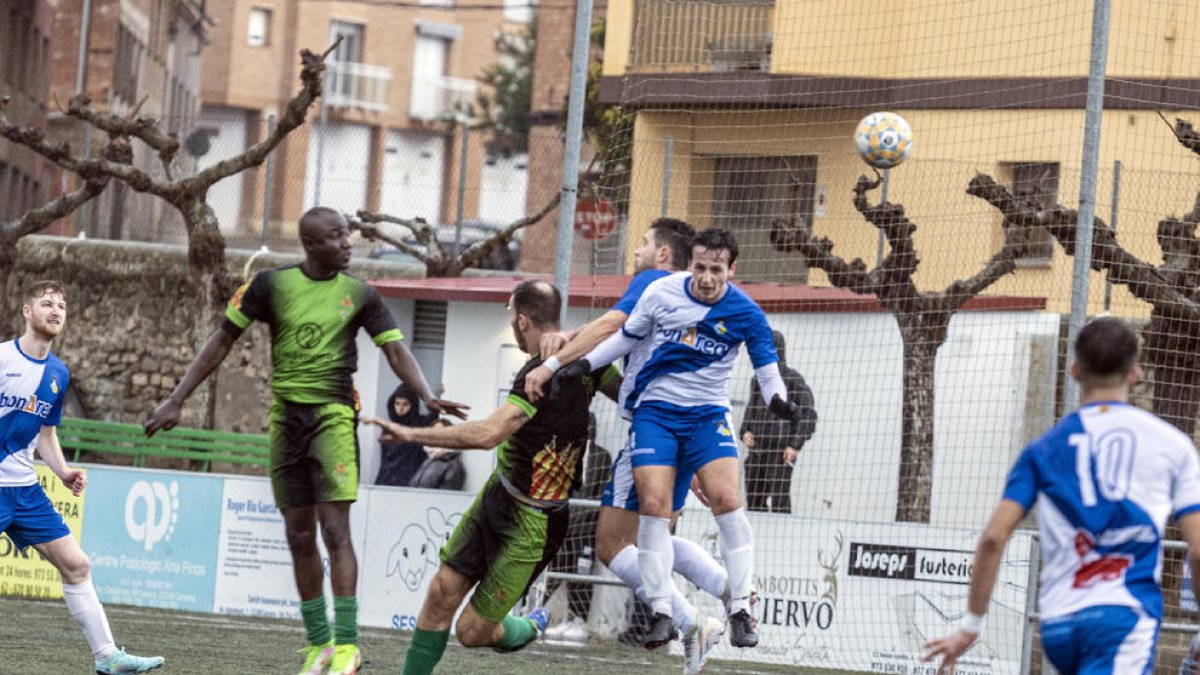 Jugadores del Guissona y del Cervera luchan por un balón aéreo, ayer en el partido.