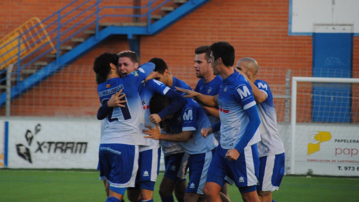 Imatge d’arxiu dels jugadors del Mollerussa durant la celebració d’un gol.