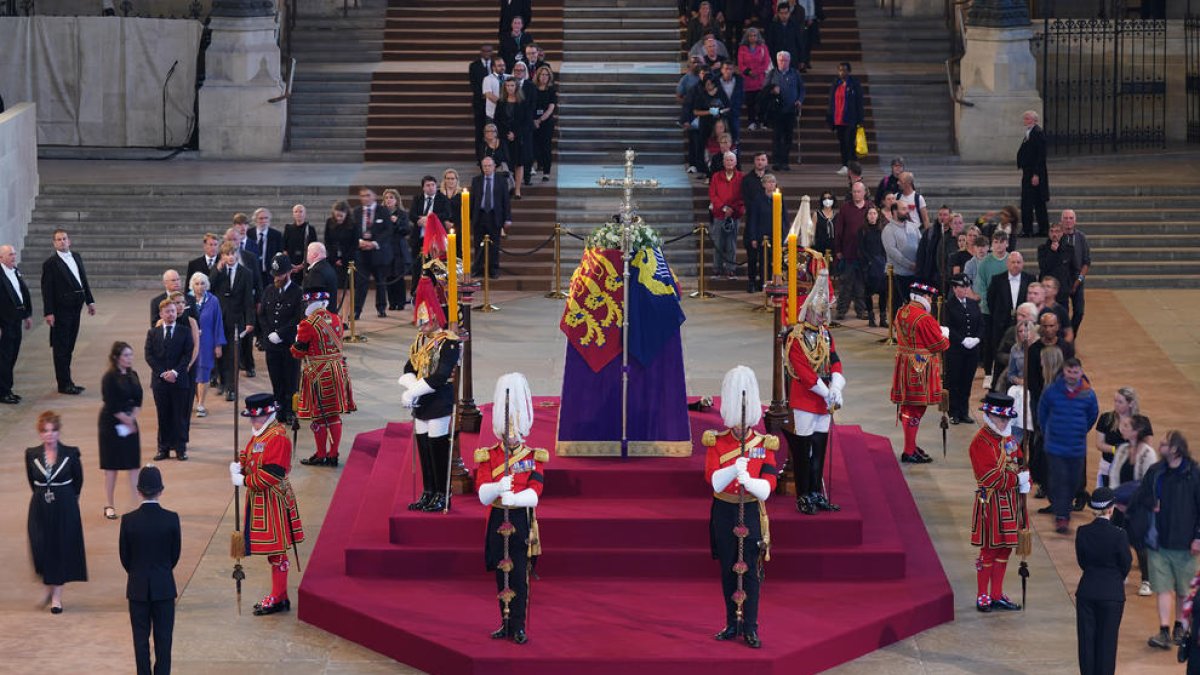 Los primeros ciudadanos pudieron entrar ayer a darle su último adió a la reina Isabel II, cuya capilla ardiente estará abierta hasta el lunes.