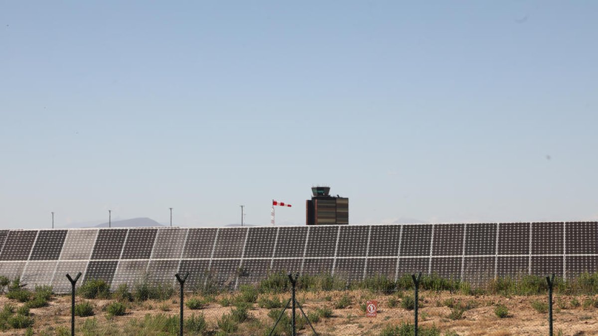 Imagen de la planta fotovoltaica que acoge actualmente el aeropuerto de Alguaire. 
