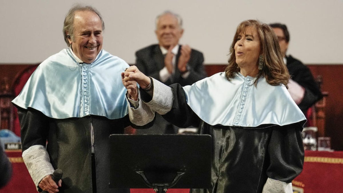 Joan Manuel Serrat i Maria del Mar Bonet, ahir a la UB.