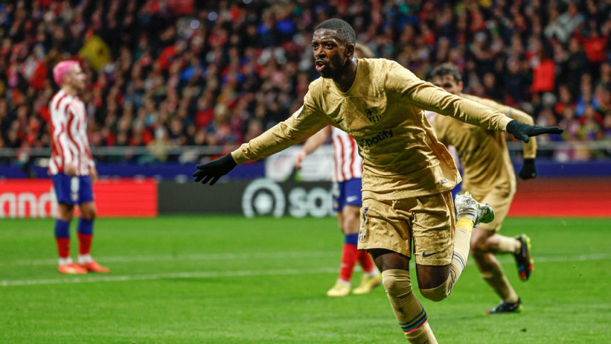 Ousmane Dembéle celebra el gol que le dio al Barcelona una importante victoria ante el Atlético y que le hace más líder.