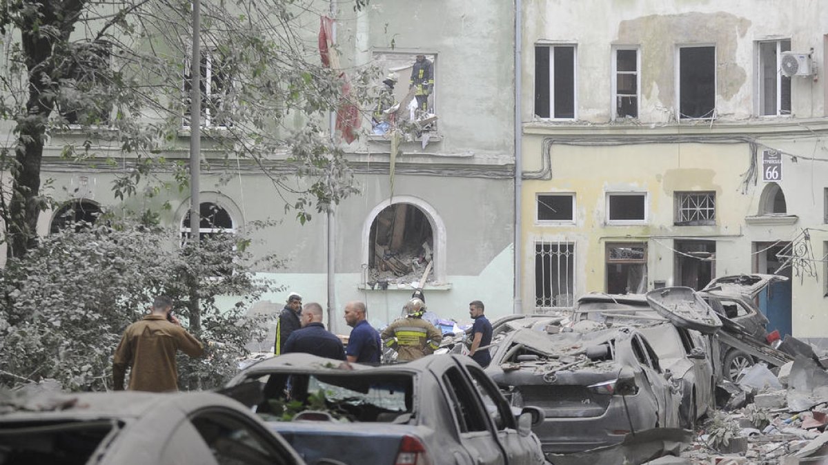 Los destrozos que causó el ataque contra un edificio en Leópolis.