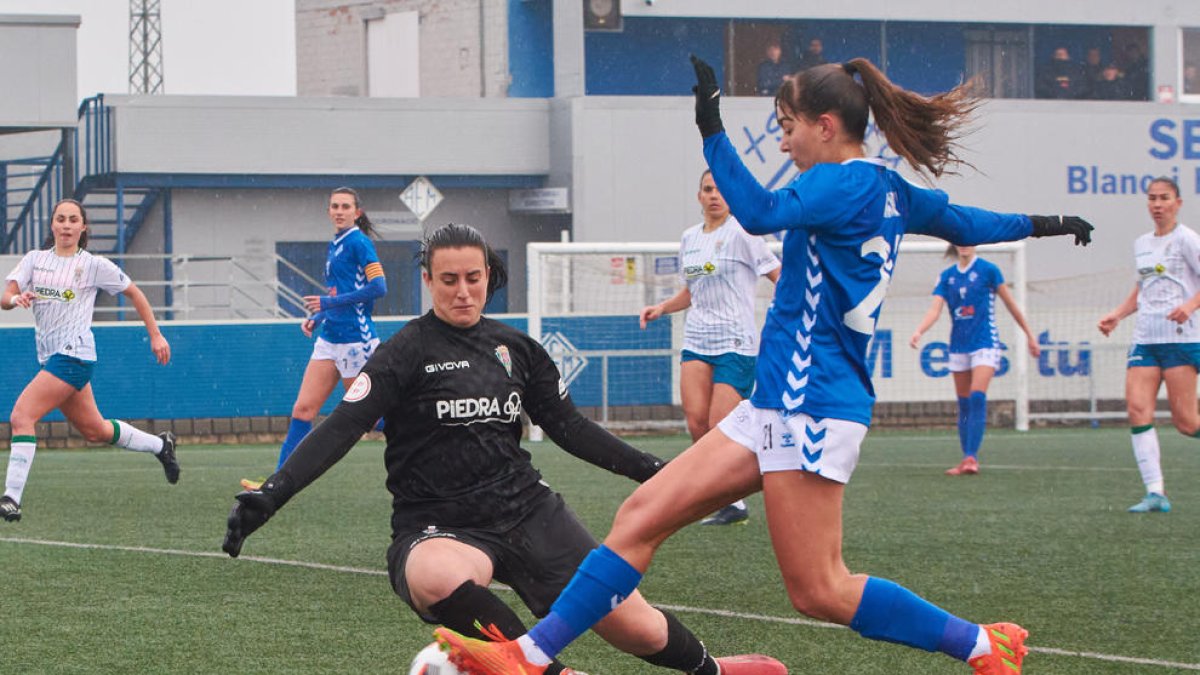 Andrea, autora de un doblete, trata de aprovechar un malentendido entre la defensa y la portera del Córdoba.