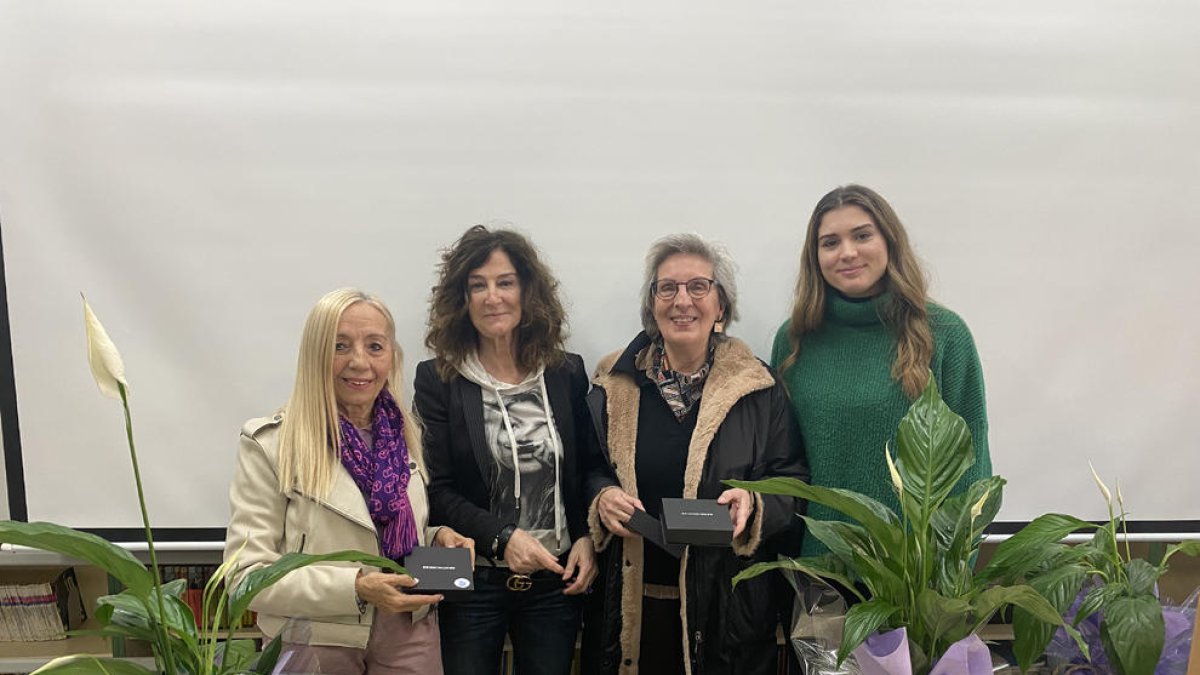 La charla ‘Del gris al violeta’, ayer en el instituto Guindàvols. 