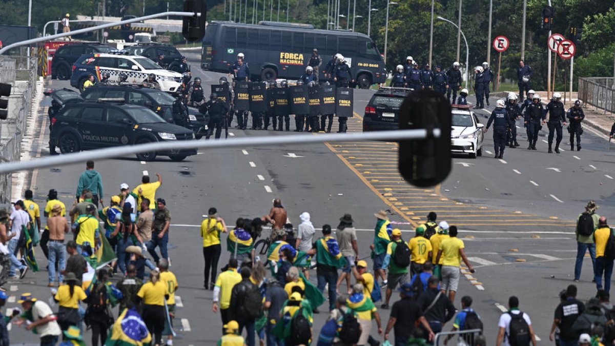 Forces de seguretat brasileres vigilen l’arribada de simpatitzants de Bolsonaro ahir a Brasília.