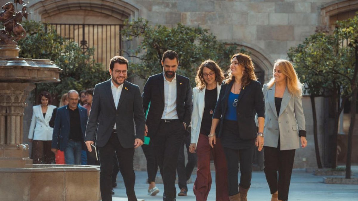 El president, acompanyat per part del Consell Executiu després de la reunió d’ahir a la Generalitat.