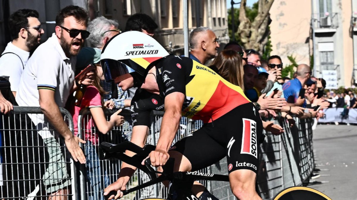 Evenepoel afrontando uno de los tramos de la crono.