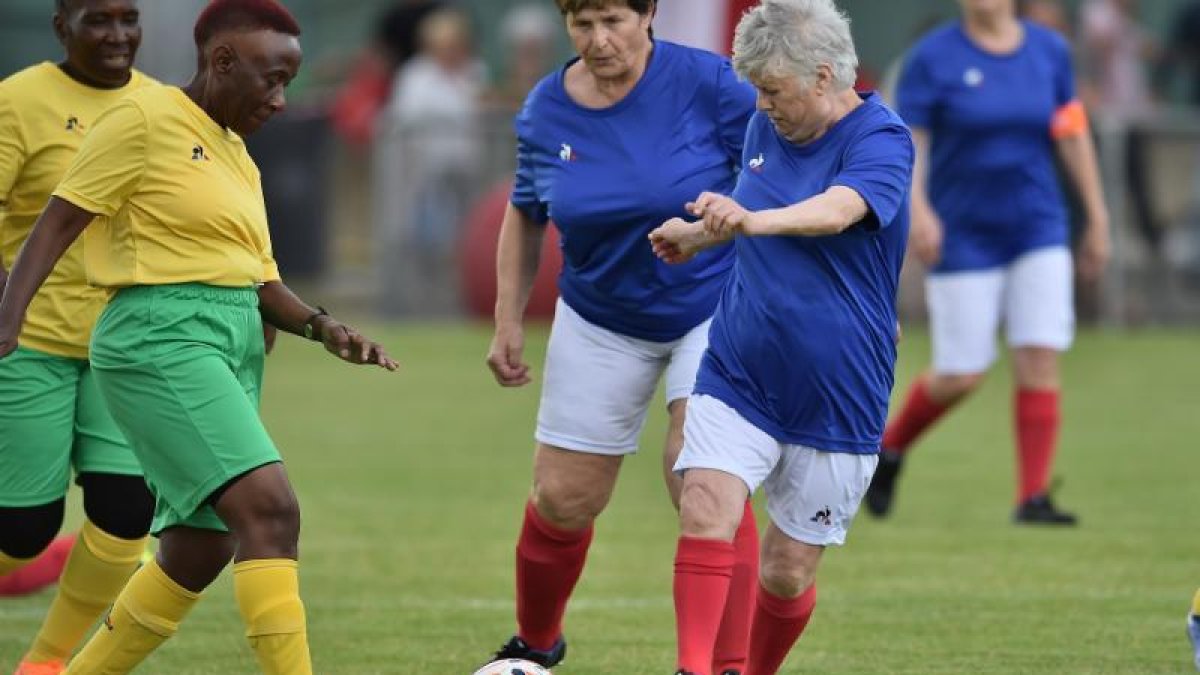 Partit entre futbolistes d’equips de França i Sud-àfrica.