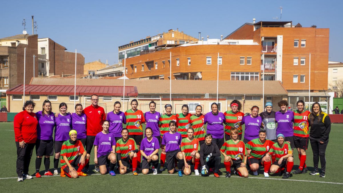 Les veteranes del Bordeta i de l’Alcoletge, en una foto de família abans de l’inici del partit, que va acabar amb empat a zero.