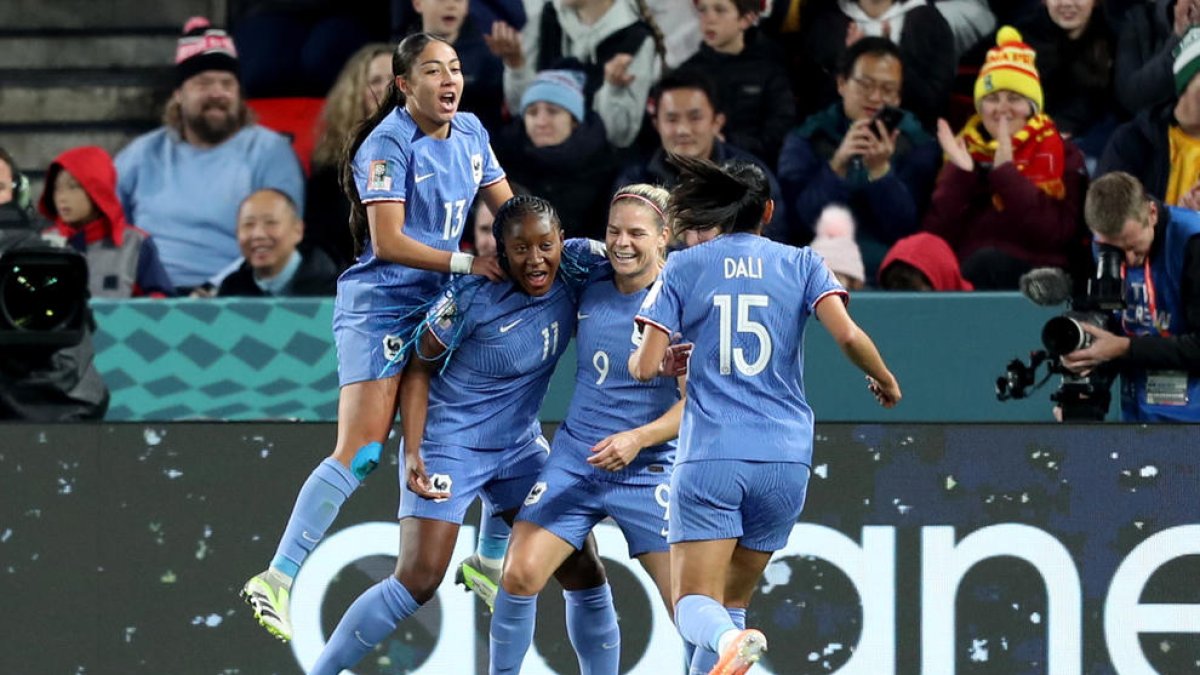 Jugadores de la selecció de França celebren un dels quatre gols anotats davant de Marroc.