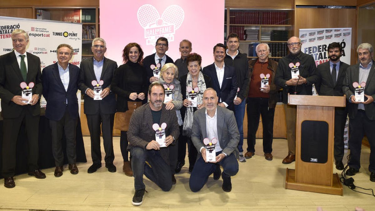 Albert Costa, de genolls a l’esquerra, al costat d’Àlex Corretja, ahir al Hall of Fame del tenis català.