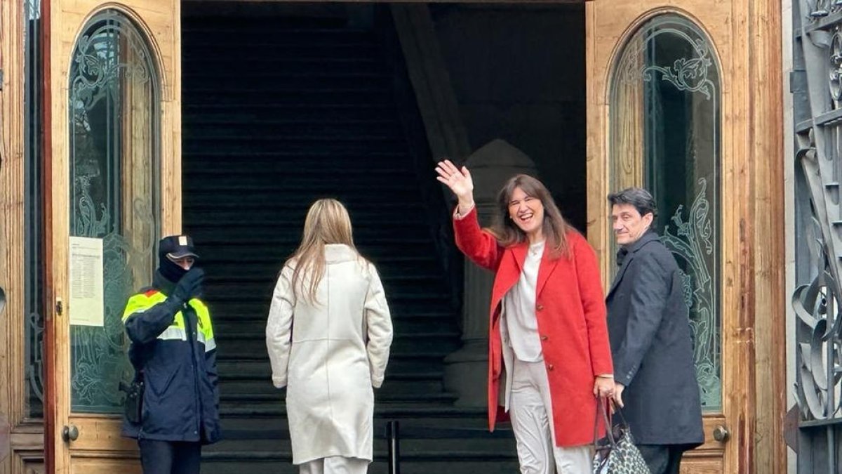 La presidenta de Junts, Laura Borràs, saludant el dia en què va declarar al judici.