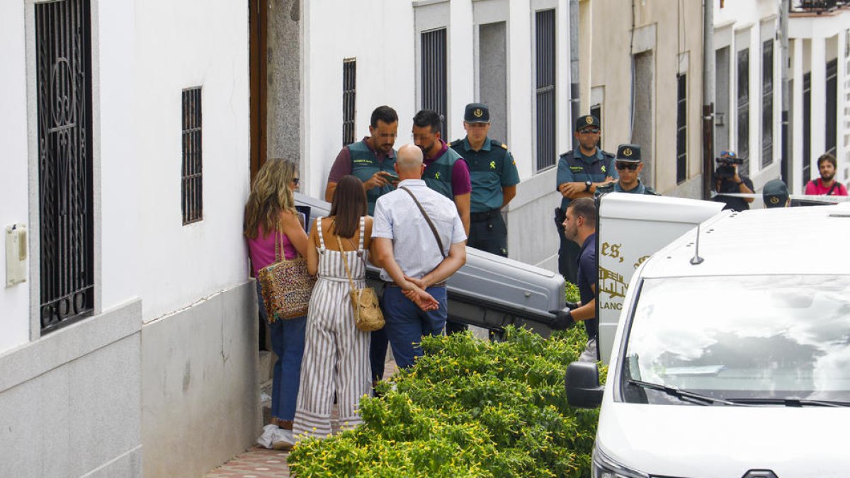 Els serveis funeraris retiren els cadàvers de la parella morta a Pozoblanco (Còrdova).