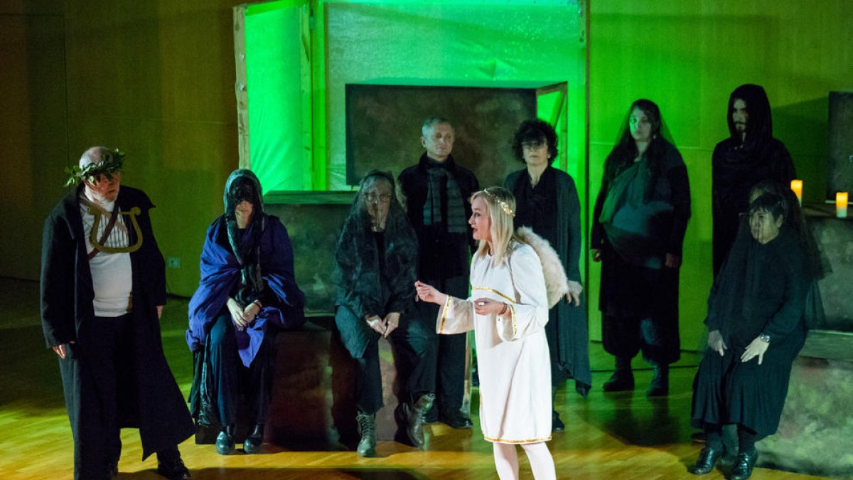 La sala 2 del Auditori de Lleida acogió ayer la puesta en escena del taller de ópera ‘Orfeo ed Euridice’.