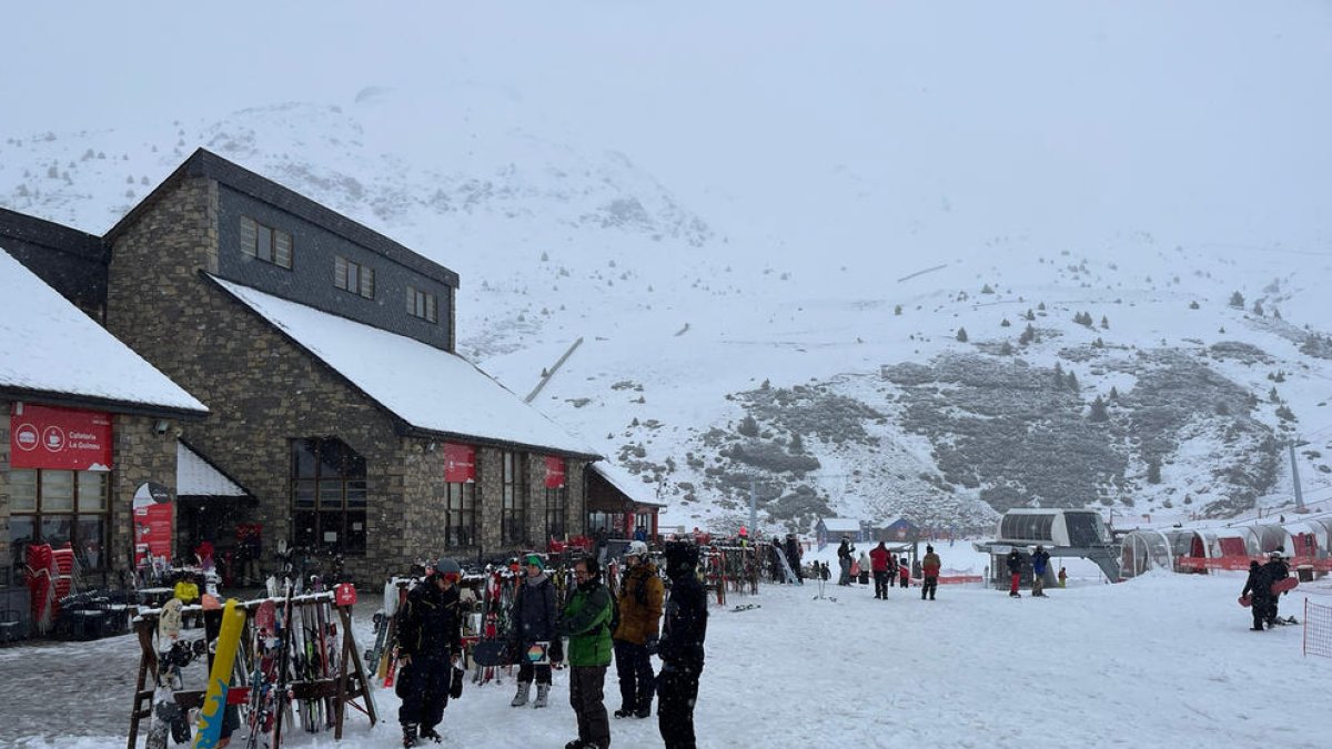 Esquiadors ahir a les pistes d’Espot, al Pallars Sobirà.