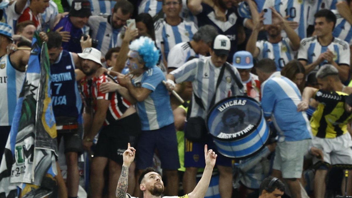 Leo Messi celebra su tanto ante los Países Bajos, con la afición albiceleste de fondo.