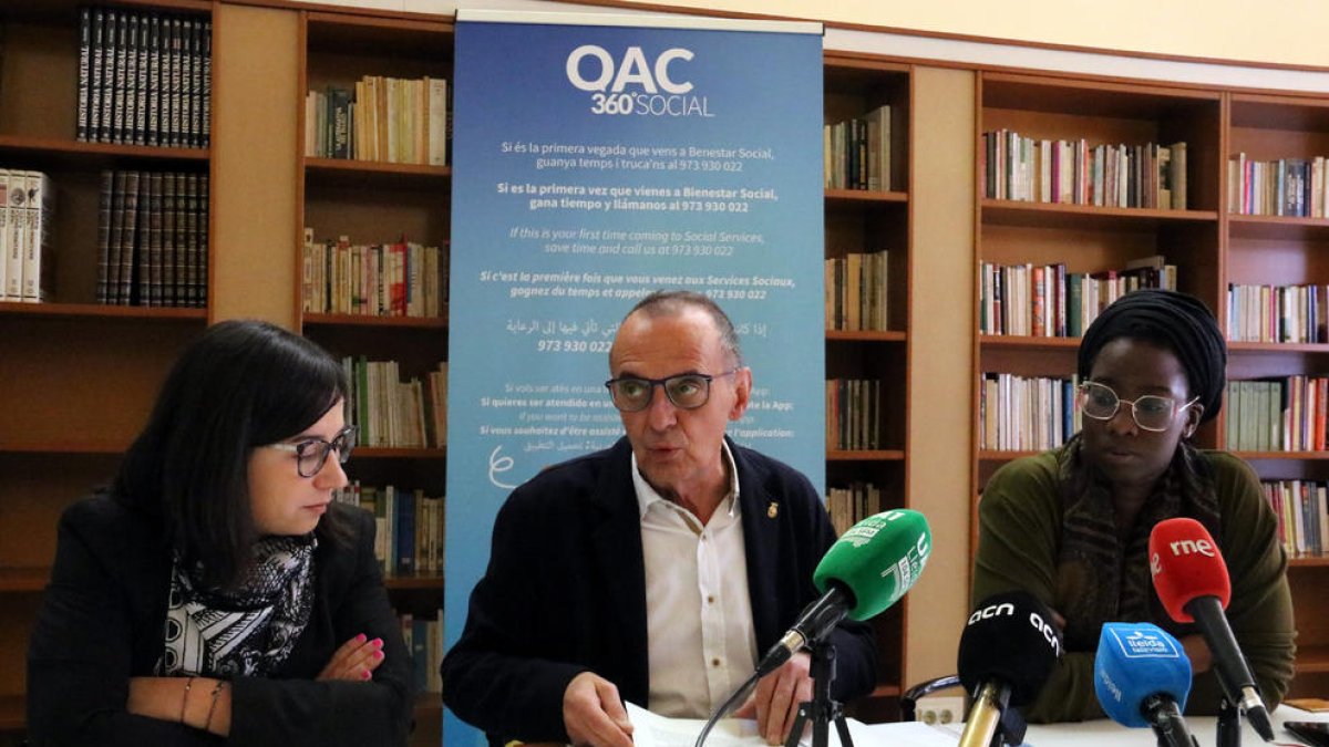 L'alcalde de Lleida, Miquel Pueyo, amb la tinenta d'alcalde Jordina Freixanet i la regidora Mariamma Sall, durant la roda de premsa sobre el servei OAC360 Social, al centre cívic de la Mariola.