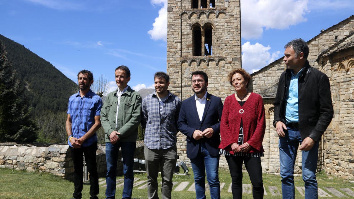 El president Aragonès, durant la seua visita a la Vall de Boí amb l’alcaldessa, Sònia Bruguera, i edils.