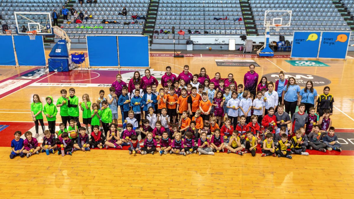 Foto de familia de los jugadores y jugadoras que tomaron parte en la séptima edición de la Trobada d’Escoles.