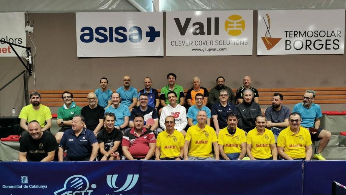 Foto de família amb els participants en el Primer Piramidal de Veterans de la temporada 2022-2023