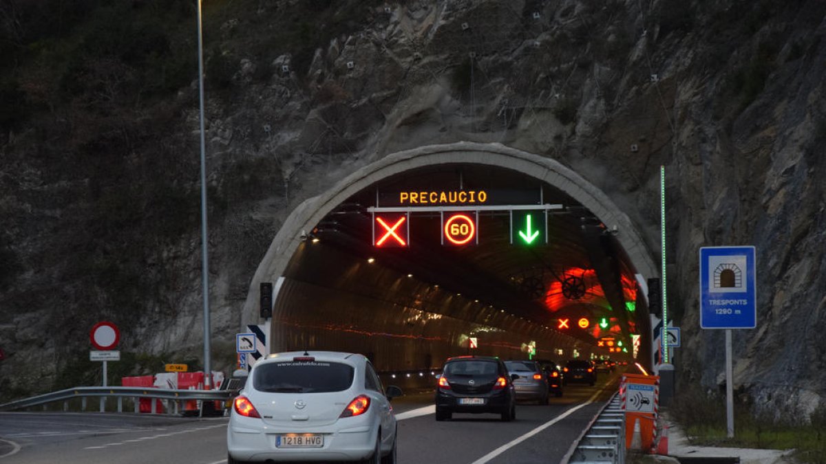 La boca norte del túnel de Tresponts en la C-14.