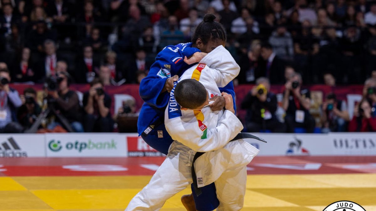 Ai, la segunda por la izquierda, con la medalla de oro de París.