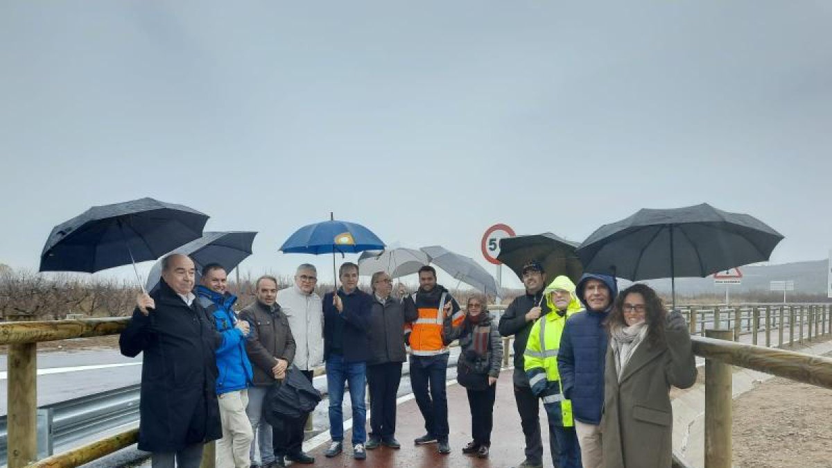 Las autoridades locales y de la Generalitat, bajo la lluvia durante el acto inaugural de la nueva vía.