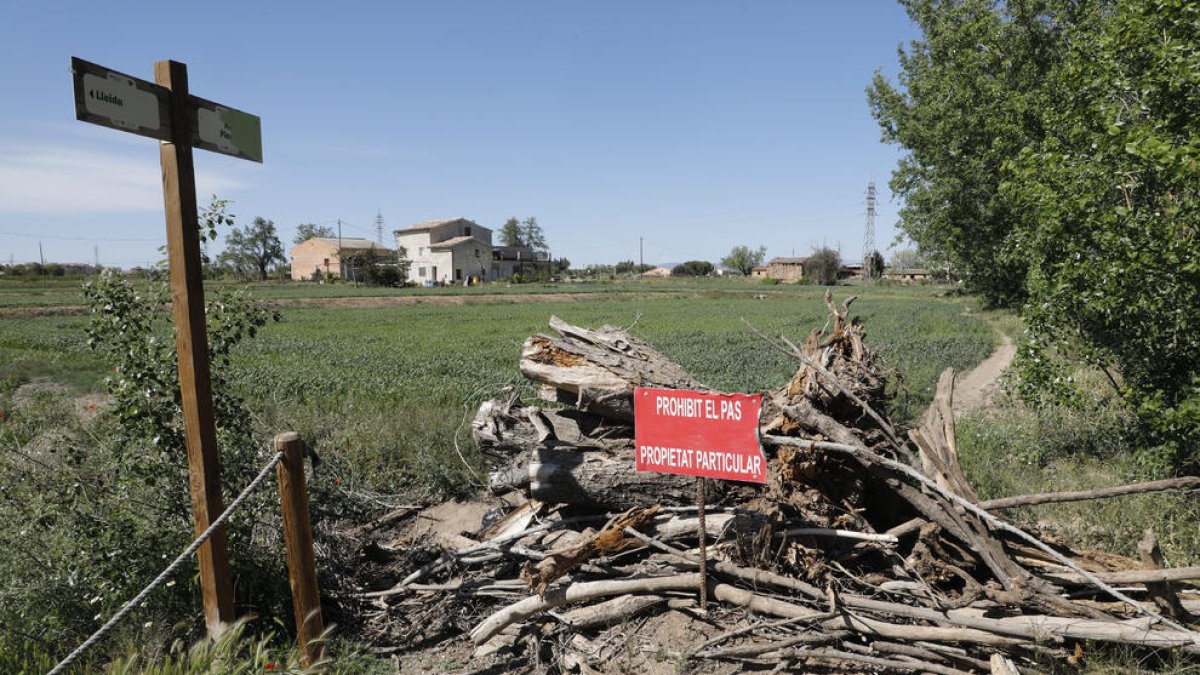 El punto donde la vecina coloca obstáculos para impedir el paso por su finca. 