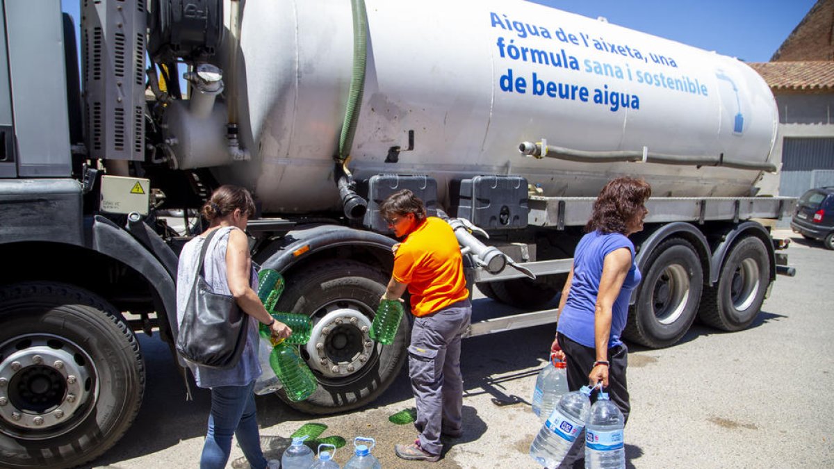 Imagen del reparto de agua con la cuba que llegó ayer a Sarroca de Lleida. 