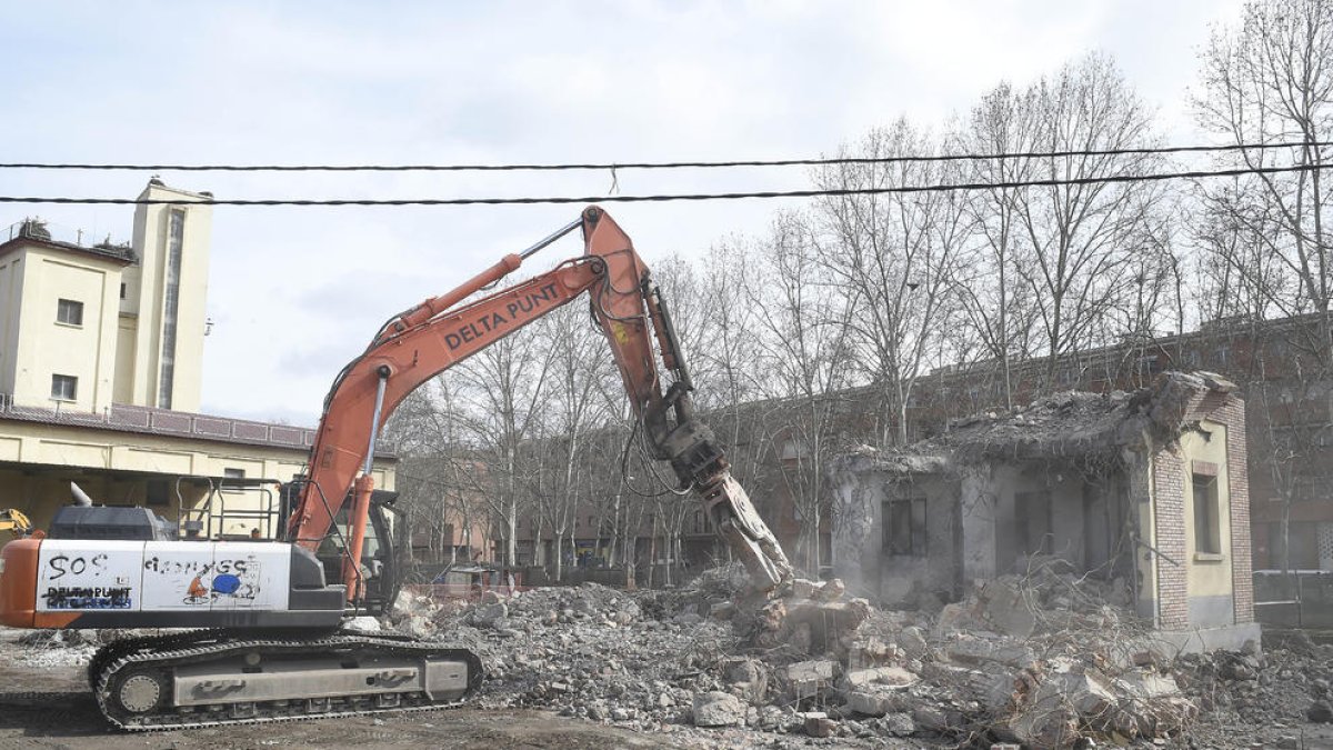 Imagen de los trabajos para derribar parte de los silos del Senpa para hacer el albergue. 