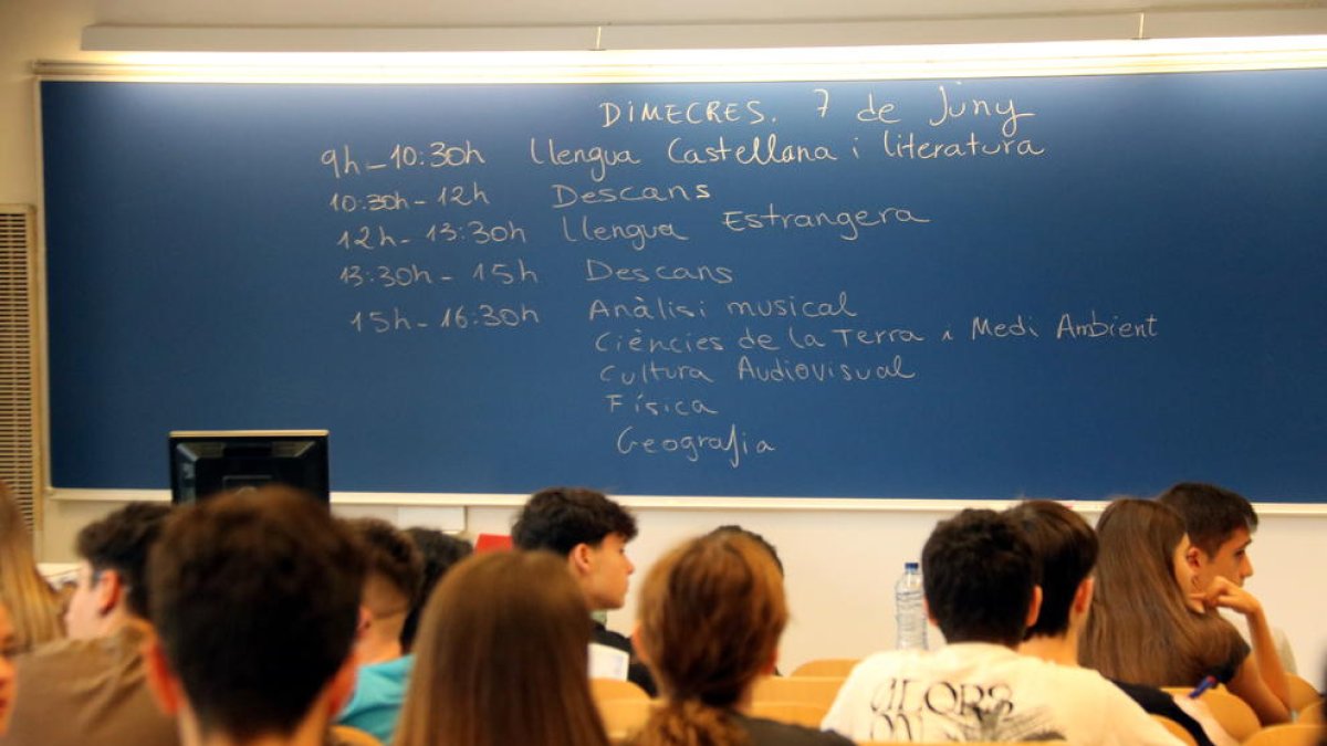 Una pizarra del Campus de Cappont de la UdL con los horarios de las pruebas PAU del primer día