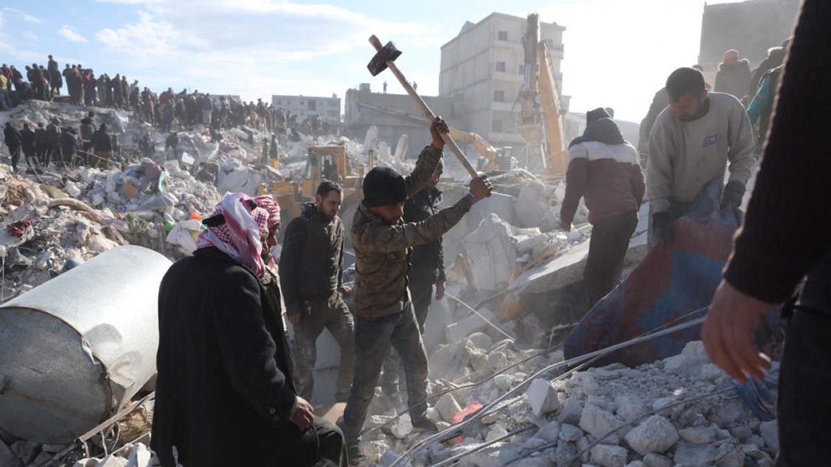 Imagen de las tareas de rescate en la provincia de Idlib (Siria) después de que varios terremotos hayan sacudido el norte de Siria y el sur de Turquía