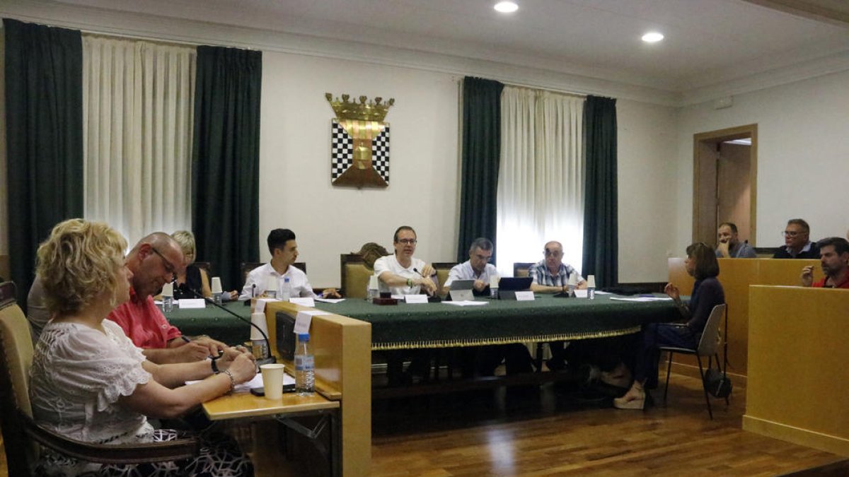 Un momento del pleno del cartapacio en el Ayuntamiento de Mollerussa