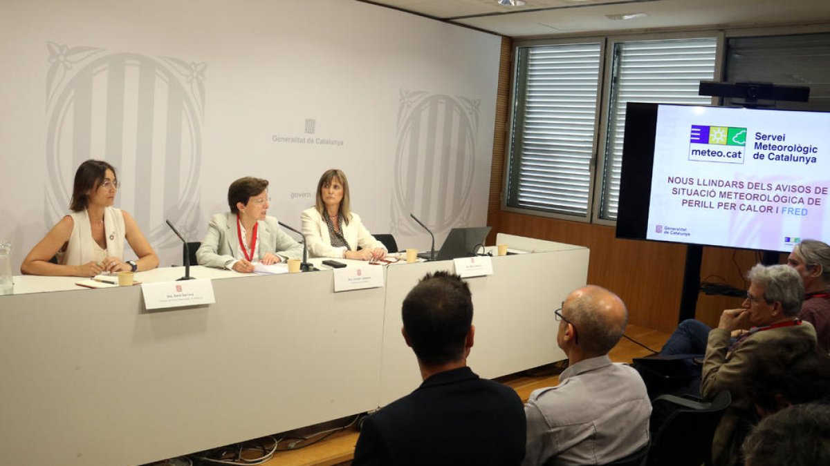 Sarai Sarroca, directora del SMC, Carmen Cabezas, secretaria de Salud Pública, y Marta Cassany, directora general de Protección Civil, durante la rueda de prensa por los cambios en los avisos por calor.