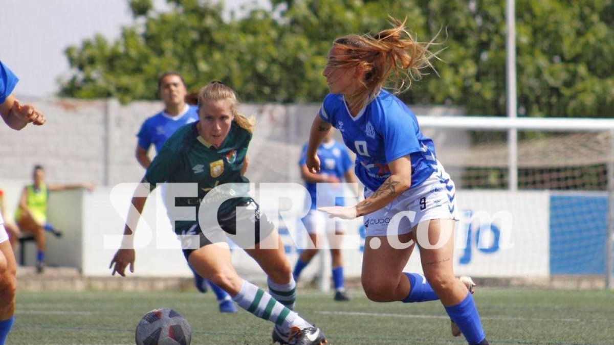 Gema Arrabal en una acció del partit d'avui