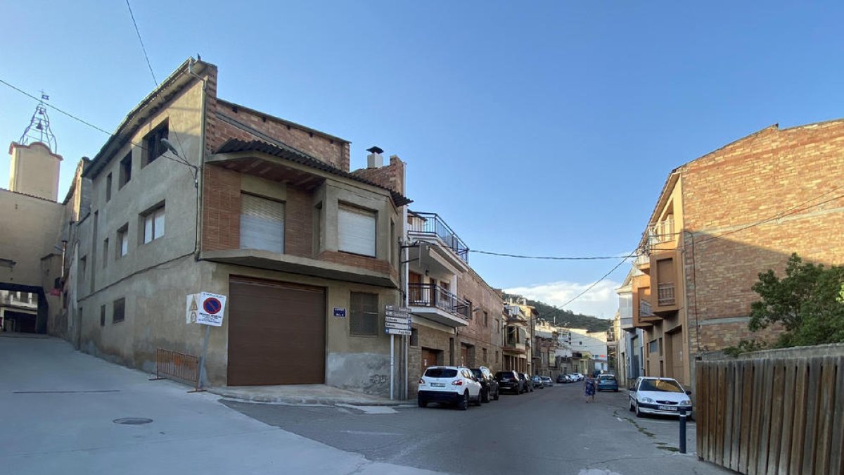 El carrer Valls és un dels més transitats de la població.