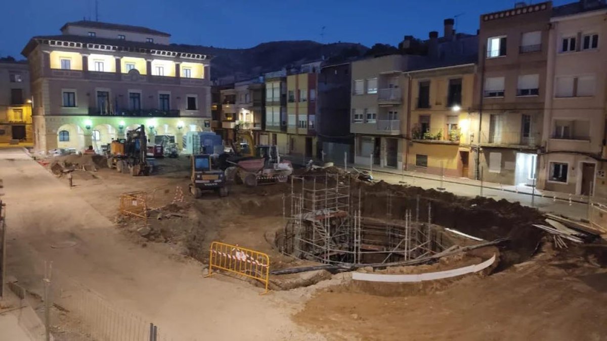 La supressió del paviment a la plaça Espanya de Fraga.