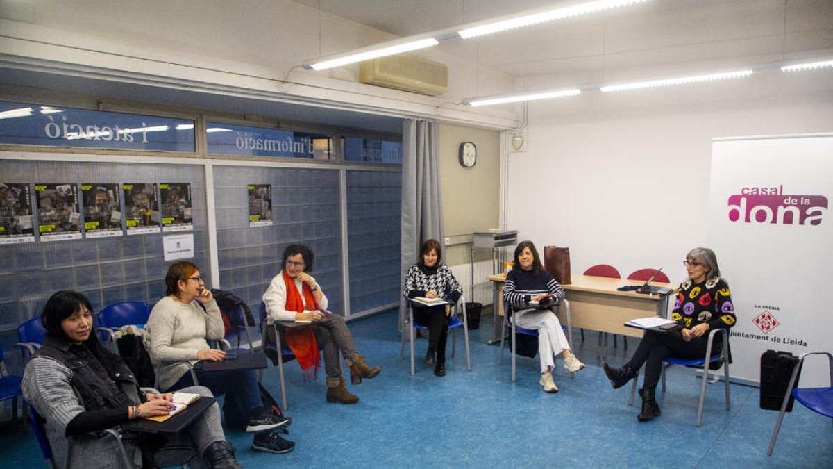 Reunión ayer de la comisión especial sobre el Aula de Teatre en el Casal de la Dona de Lleida. 