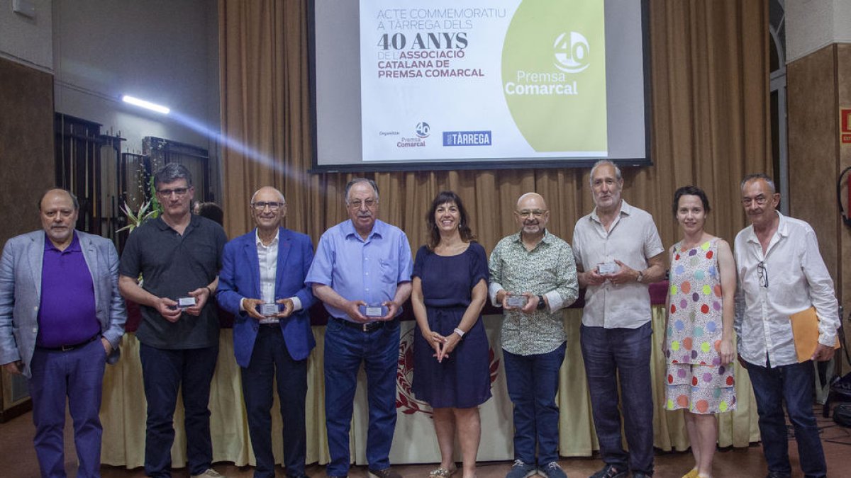 Foto de família de los homenajeados, las autoridades y representantes de Nova Tàrrega y SEGRE. 