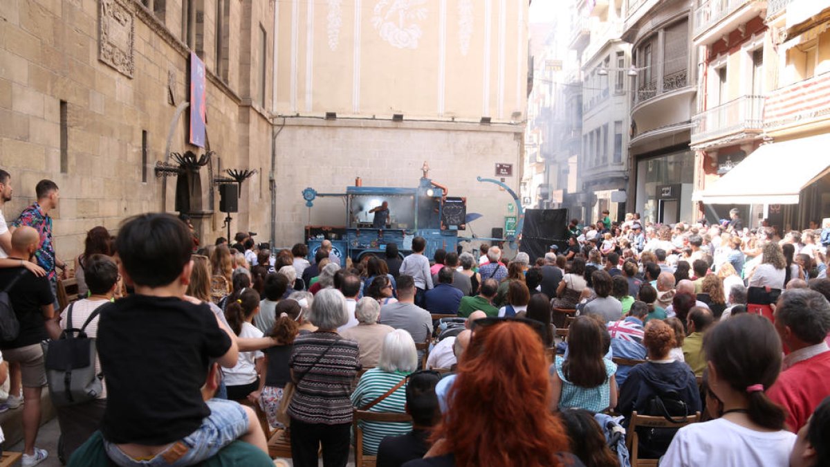 Los titiriteros mueven centenares de personas en Lleida en el arranque del último día de la 34.ª Feria de Ttitelles