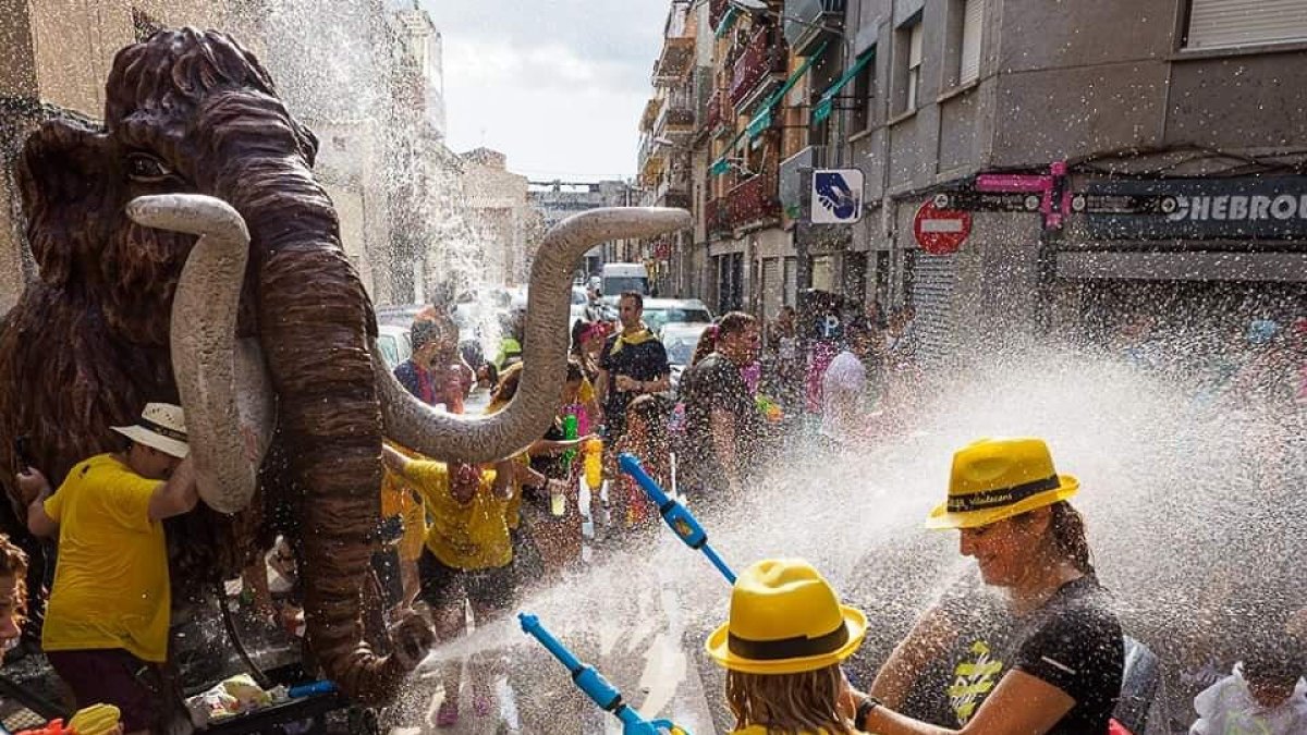 Animación ‘acuática’ con la Colla del Mamut de Viladecans.