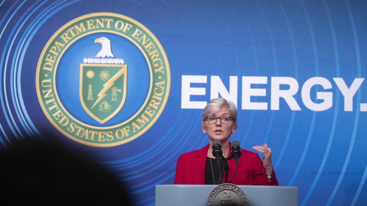 La secretaria de Energía de EE.UU., Jennifer Granholm, participa en una rueda de prensa, este 13 de diciembre de 2022, en Washington.