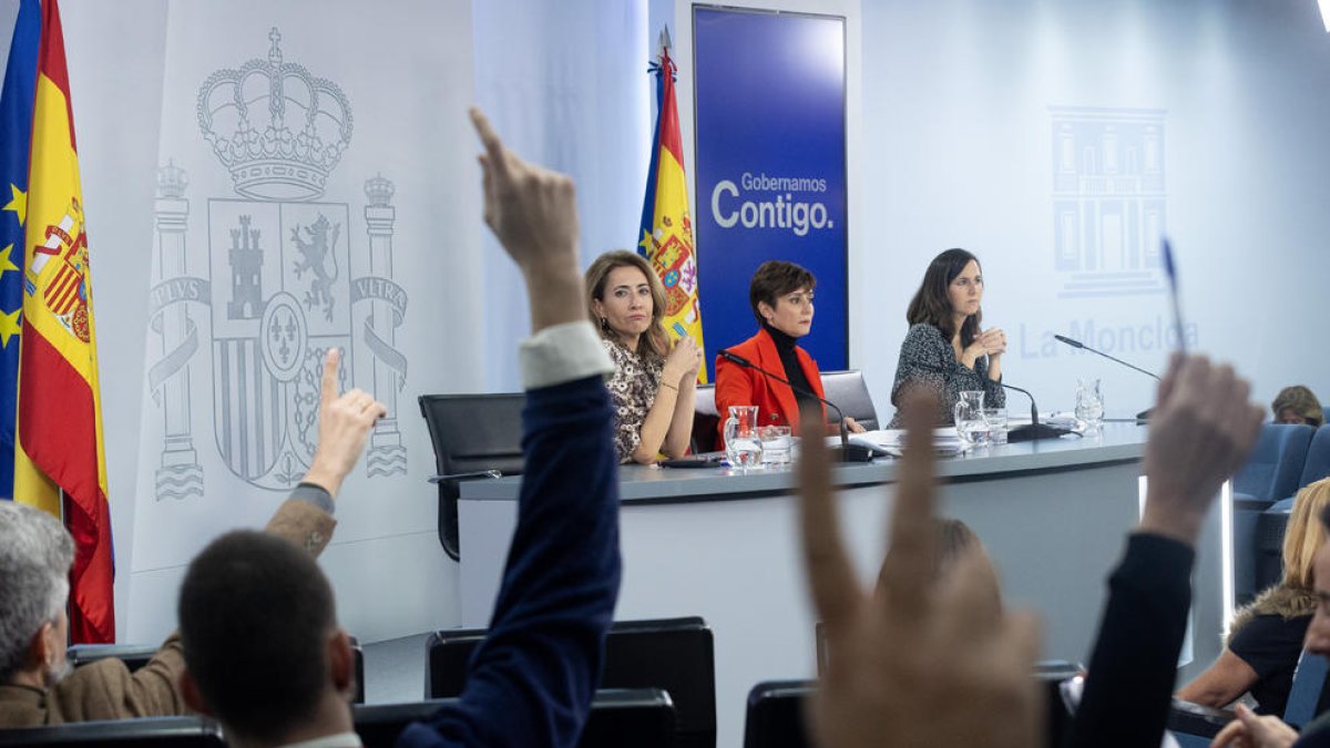 La ministra de Transportes, Movilidad y Agenda Urbana, Raquel Sánchez; la ministra de Política Territorial y portavoz del Gobierno, Isabel Rodríguez, y la ministra de Derechos Sociales y Agenda 2030, Ione Belarra, intervienen durante la rueda de prensa del Consejo de Ministros este martes.