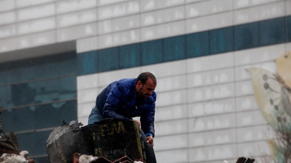 Una persona col·labora en les tasques de recerca després del terratrèmol a la frontera sud de Turquia i Síria.