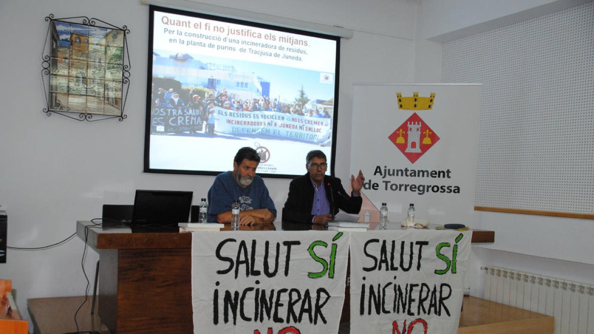 Joan Vázquez (izquierda) durante un acto contra Nova Tracjusa en Torregrossa el pasado septiembre.