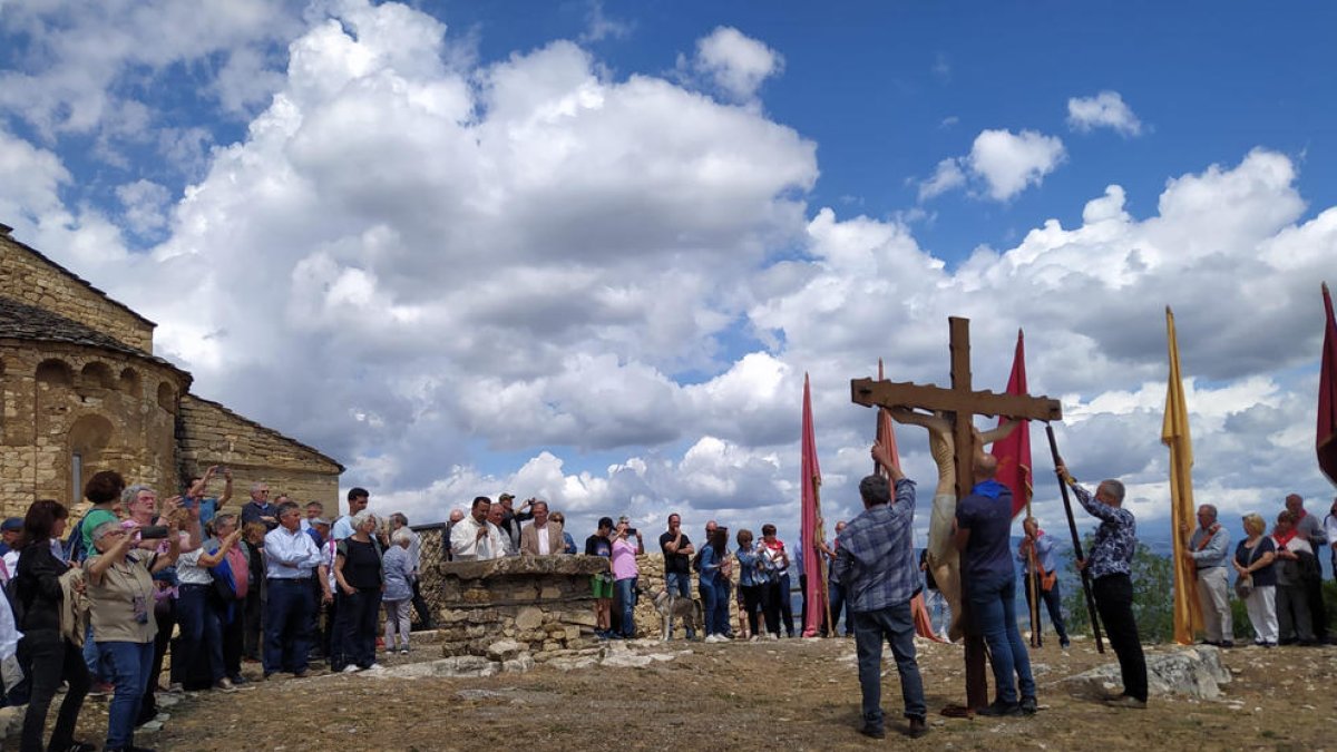 Els veïns de Castell de Mur van treure el Sant Crist en processó per demanar que arribin les pluges.