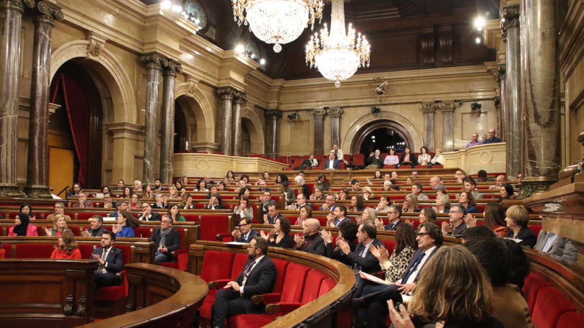Els diputats aplaudeixen després que el ple hagi aprovat la llei que permet segregar Torà i Biosca de la Segarra i incorporar els municipis al Solsonès.