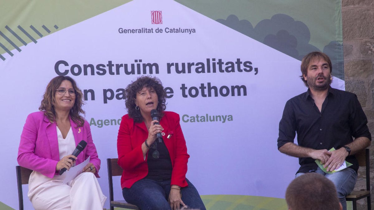 Las conselleras Vilagrà y Jordà, con Quim Masferrer, que condujo el acto celebrado en Castellserà.