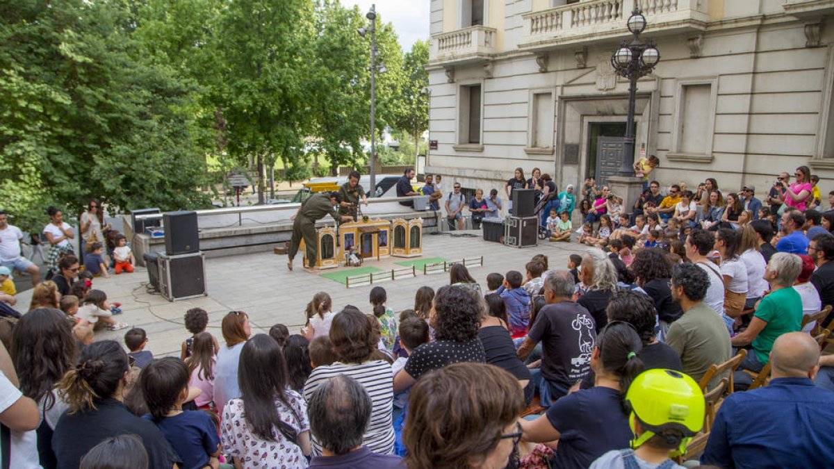 La Cía ELe llevó a cabo ayer una sesión por la mañana y otra por la tarde de ‘L’Extraordinària’ en la plaza Sant Francesc.